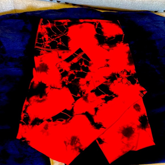 Size 6. 25 inch length Lululemon align pants multicolored - Picture 4 of 4